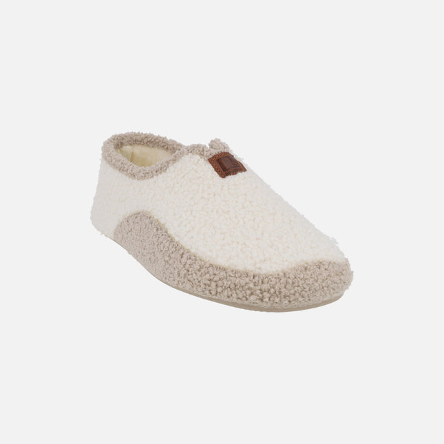 Zapatillas de casa cerradas para mujer en tejido borreguillo bicolor crudo y beige