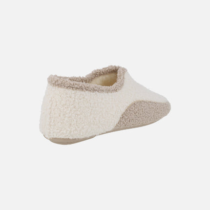 Zapatillas de casa cerradas para mujer en tejido borreguillo bicolor crudo y beige