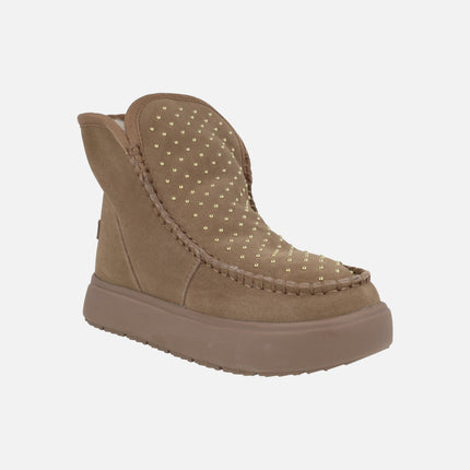 Botas estilo australianas en serraje camel con tachas doradas