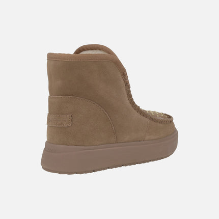 Botas estilo australianas en serraje camel con tachas doradas