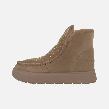Botas estilo australianas en serraje camel con tachas doradas