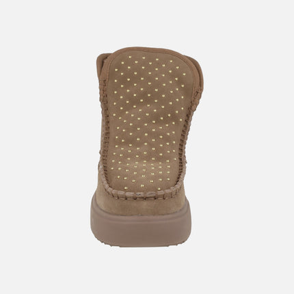 Botas estilo australianas en serraje camel con tachas doradas