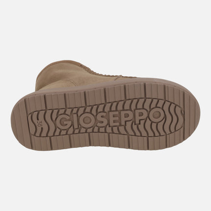 Botas estilo australianas en serraje camel con tachas doradas