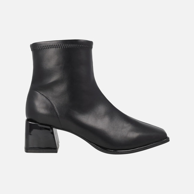 Botines negros en materiales elásticos efecto piel