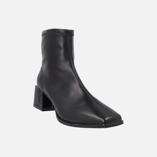 Botines negros en materiales elásticos efecto piel