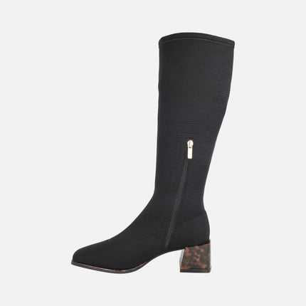 Botas altas en tejido elástico negro con tacones efecto carey