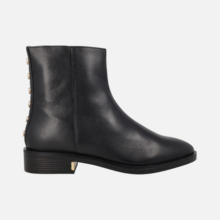 Botines negros de piel con tachas doradas en la parte trasera
