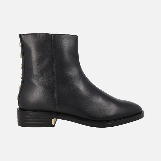 Botines negros de piel con tachas doradas en la parte trasera