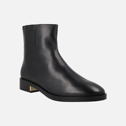 Botines negros de piel con tachas doradas en la parte trasera