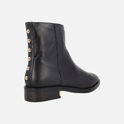 Botines negros de piel con tachas doradas en la parte trasera