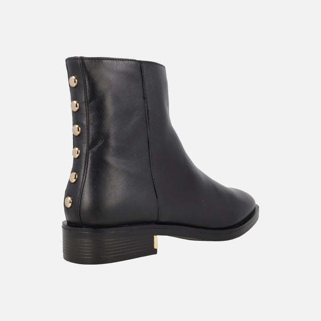 Botines negros de piel con tachas doradas en la parte trasera