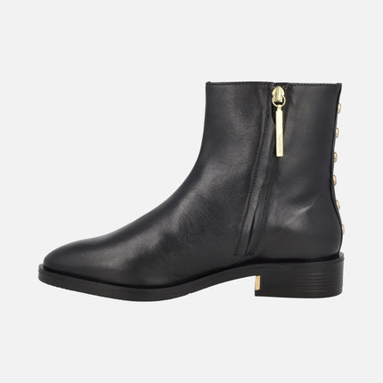 Botines negros de piel con tachas doradas en la parte trasera