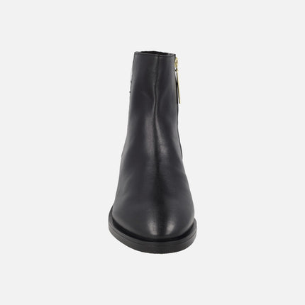 Botines negros de piel con tachas doradas en la parte trasera