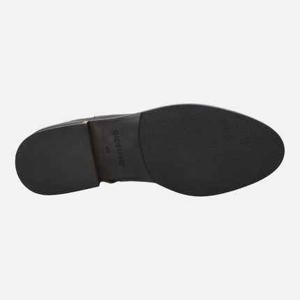 Botines negros de piel con tachas doradas en la parte trasera