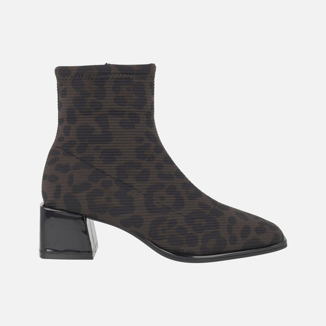 Botines de tacón en tejido elástico animal print
