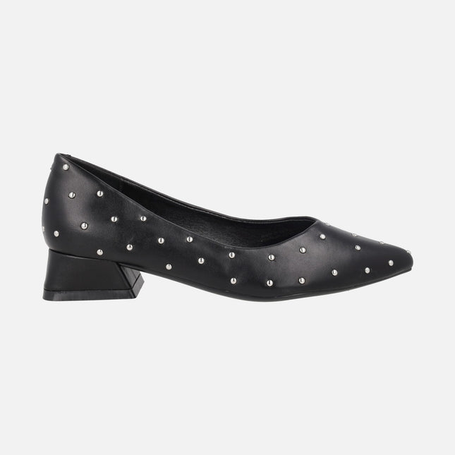 Zapatos negros corte salón con tacón bajo y tachas