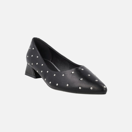 Black pumps with low heels and studs