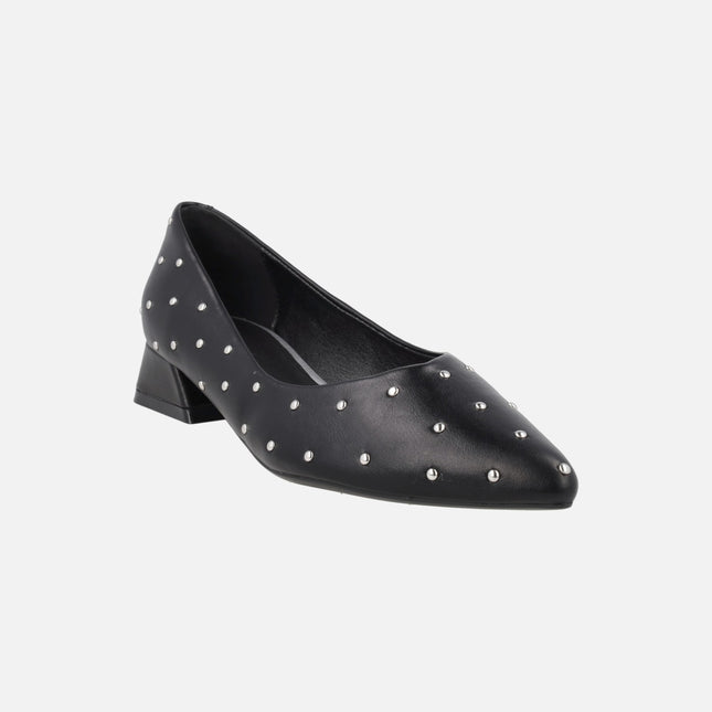 Zapatos negros corte salón con tacón bajo y tachas