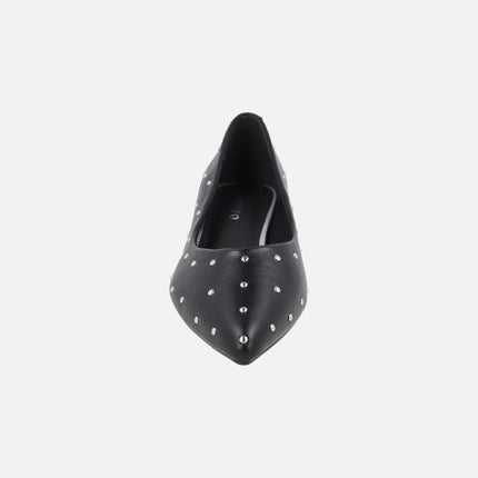 Black pumps with low heels and studs