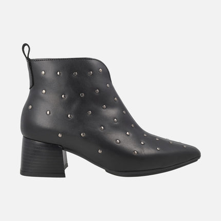Botines de tacón en piel negra con tachas plateadas