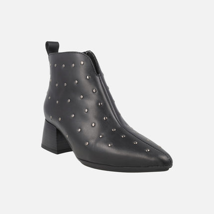 Botines de tacón en piel negra con tachas plateadas