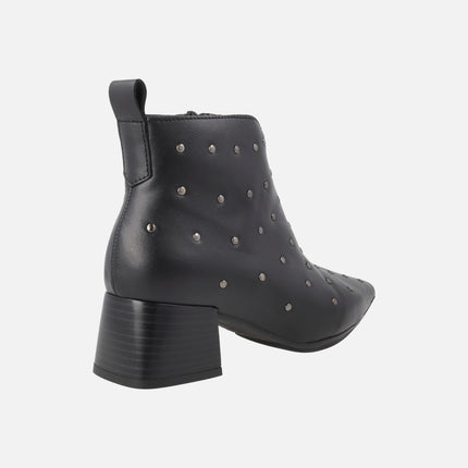 Botines de tacón en piel negra con tachas plateadas
