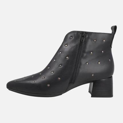 Botines de tacón en piel negra con tachas plateadas