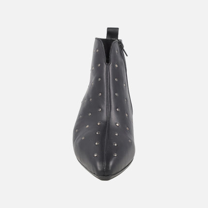 Botines de tacón en piel negra con tachas plateadas