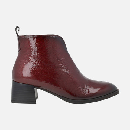 Botines de tacón en piel charol con escote en pico