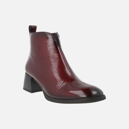 Botines de tacón en piel charol con escote en pico