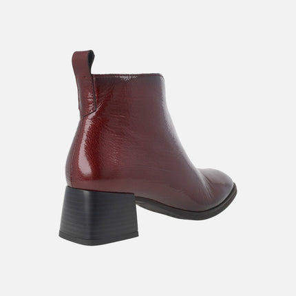 Botines de tacón en piel charol con escote en pico
