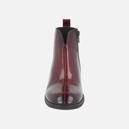 Botines de tacón en piel charol con escote en pico