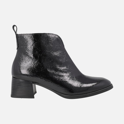 Botines de tacón en piel charol con escote en pico