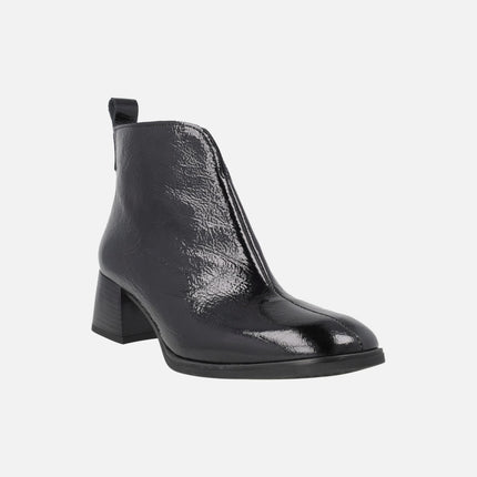 Botines de tacón en piel charol con escote en pico