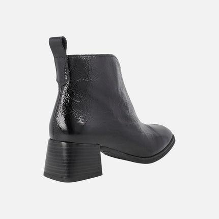 Botines de tacón en piel charol con escote en pico