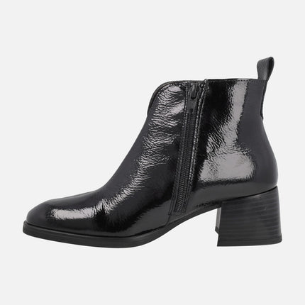 Botines de tacón en piel charol con escote en pico