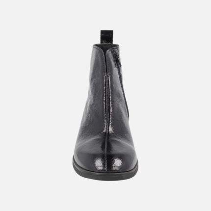 Botines de tacón en piel charol con escote en pico
