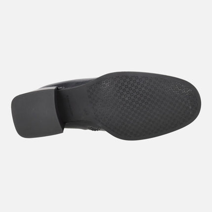 Botines de tacón en piel charol con escote en pico