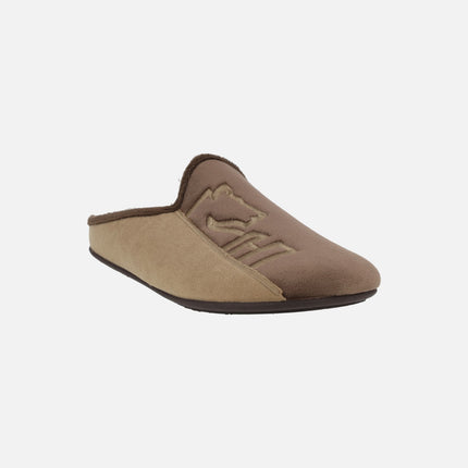 Men's house slippers with chess horse figure in brown combi