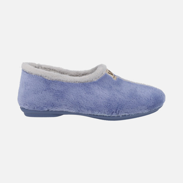 Closed house slippers for women in a combination of blue and gray fur