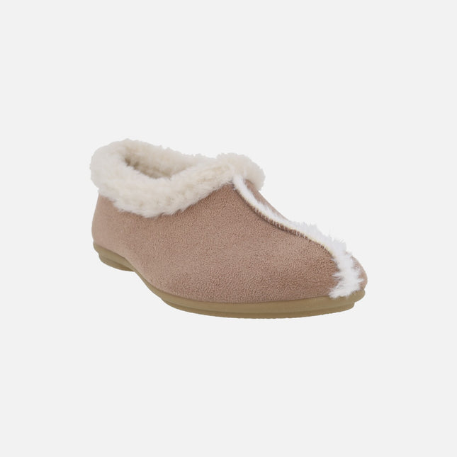 Closed house slippers for women in camel fabric with fur lining