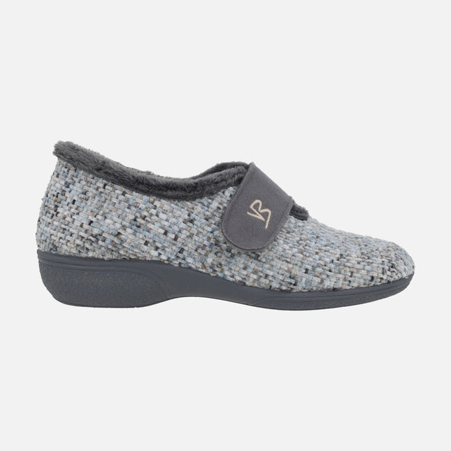 Closed house slippers for women in gray lattice fabric