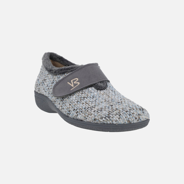 Closed house slippers for women in gray lattice fabric