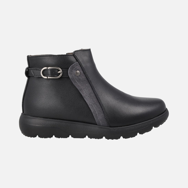 Botines bajos de piel con adorno de hebilla