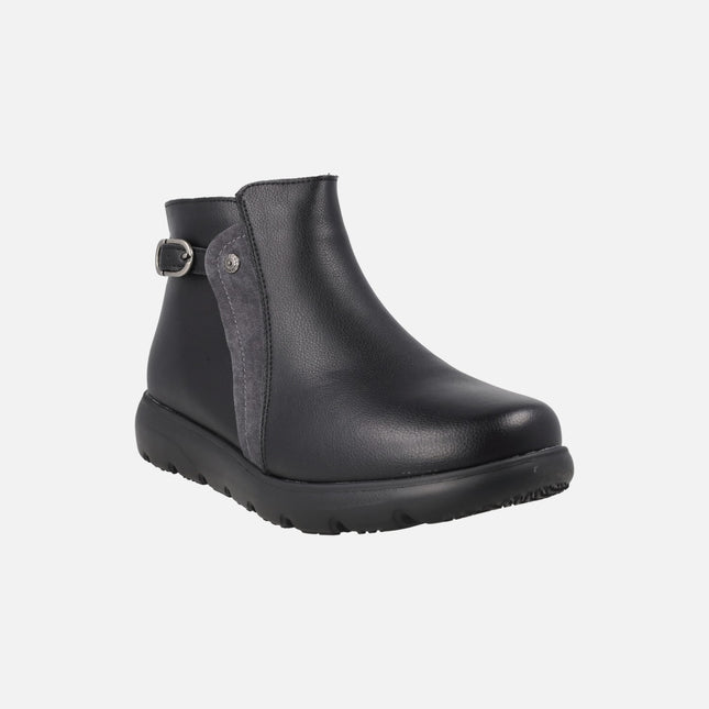 Botines bajos de piel con adorno de hebilla