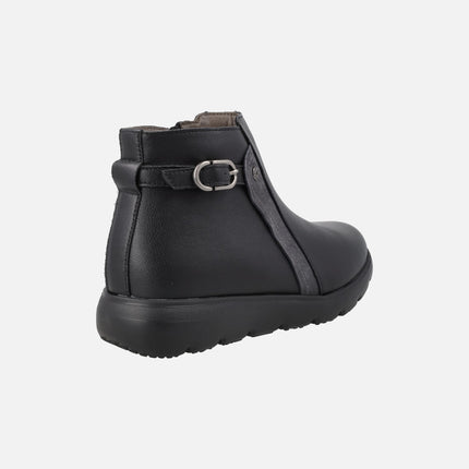 Botines bajos de piel con adorno de hebilla