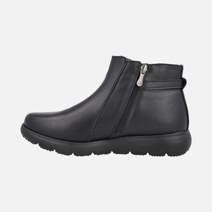 Botines bajos de piel con adorno de hebilla
