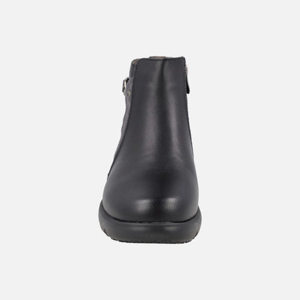 Botines bajos de piel con adorno de hebilla