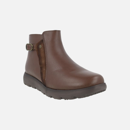 Botines bajos de piel con adorno de hebilla