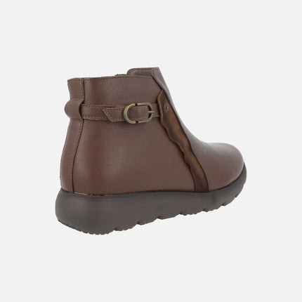 Botines bajos de piel con adorno de hebilla